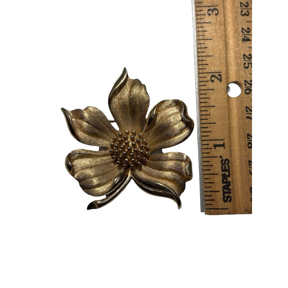 Vintage Signed Crown Trifari Gold Tone Dogwood Blossom Flower Brooch Pin - Picture 5 of 5